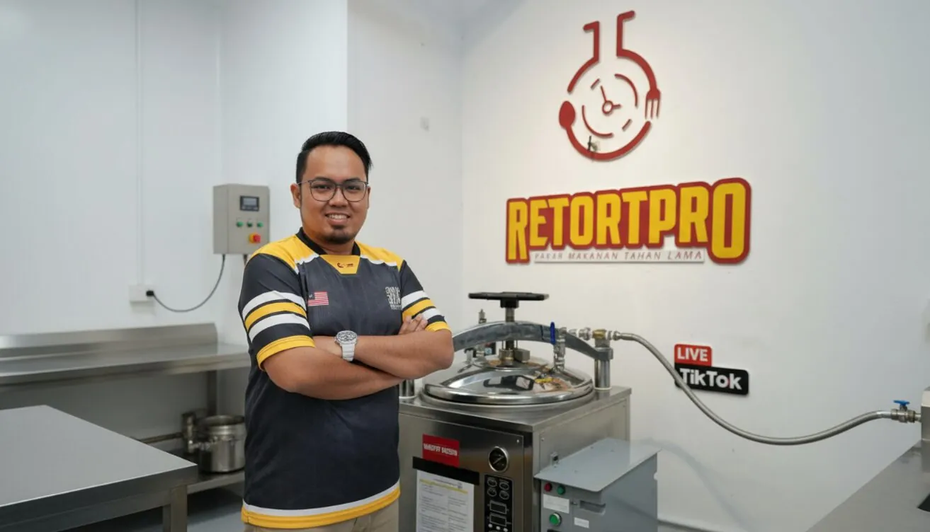 En Waffiy bersama mesin retort RetortPro