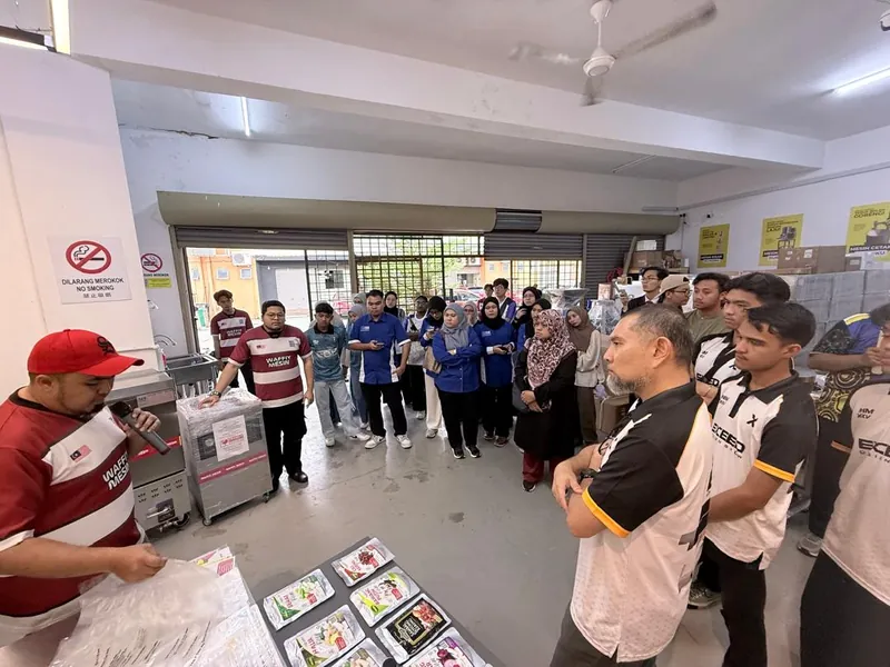 Sesi amali kelas RetortPro — peserta mengendalikan mesin sendiri