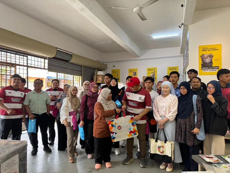 Peserta bersama hadiah dan bahan kelas